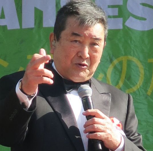 モンゴル観光大使に任命され、春祭りイベントで歌唱する小林旭＝２０２４年５月４日