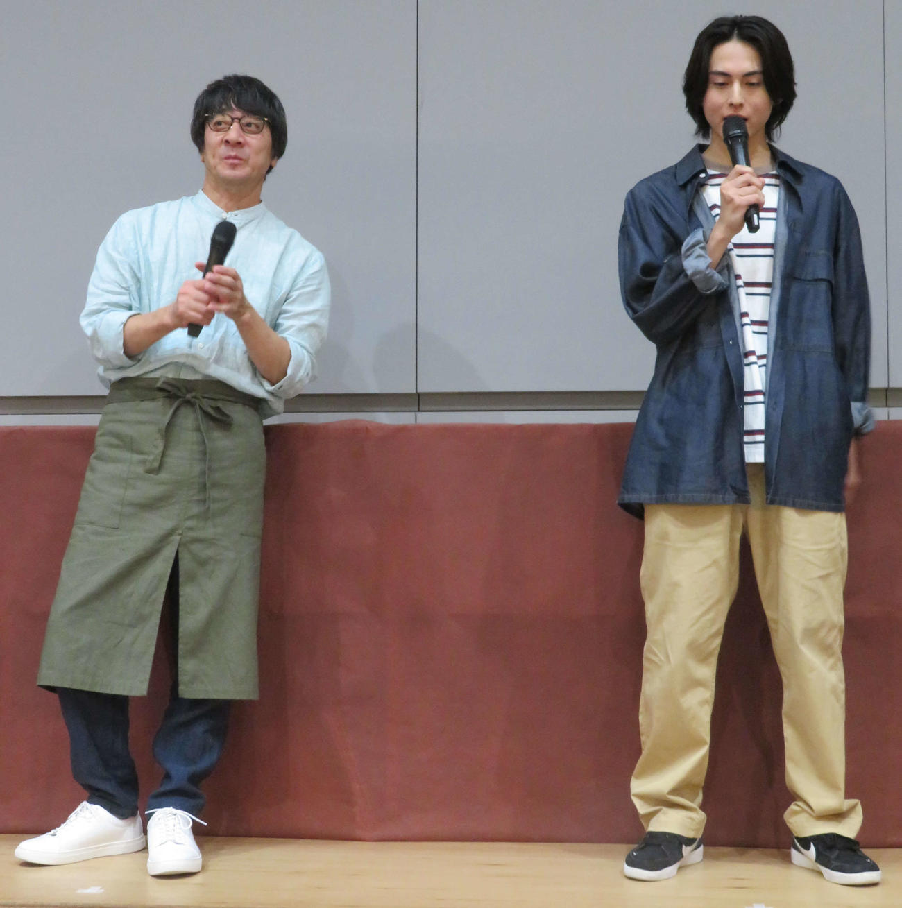 MBSドラマ「三ツ矢先生の計画的な餌付け。」制作報告会見に登壇した山崎まさよし（左）と酒井大成（撮影・村上幸将）