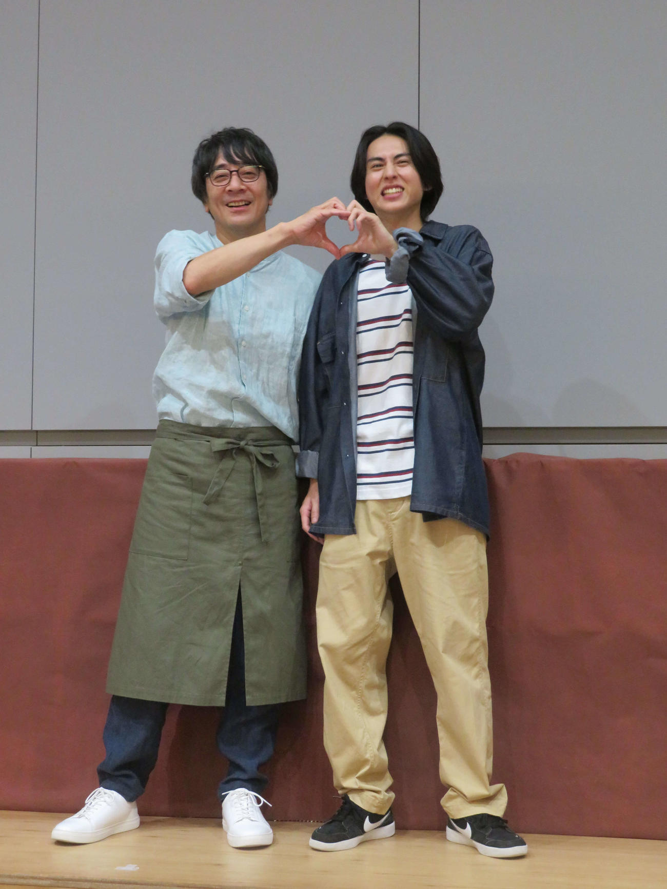 MBSドラマ「三ツ矢先生の計画的な餌付け。」制作報告会見に登壇した山崎まさよし（左）と酒井大成（撮影・村上幸将）