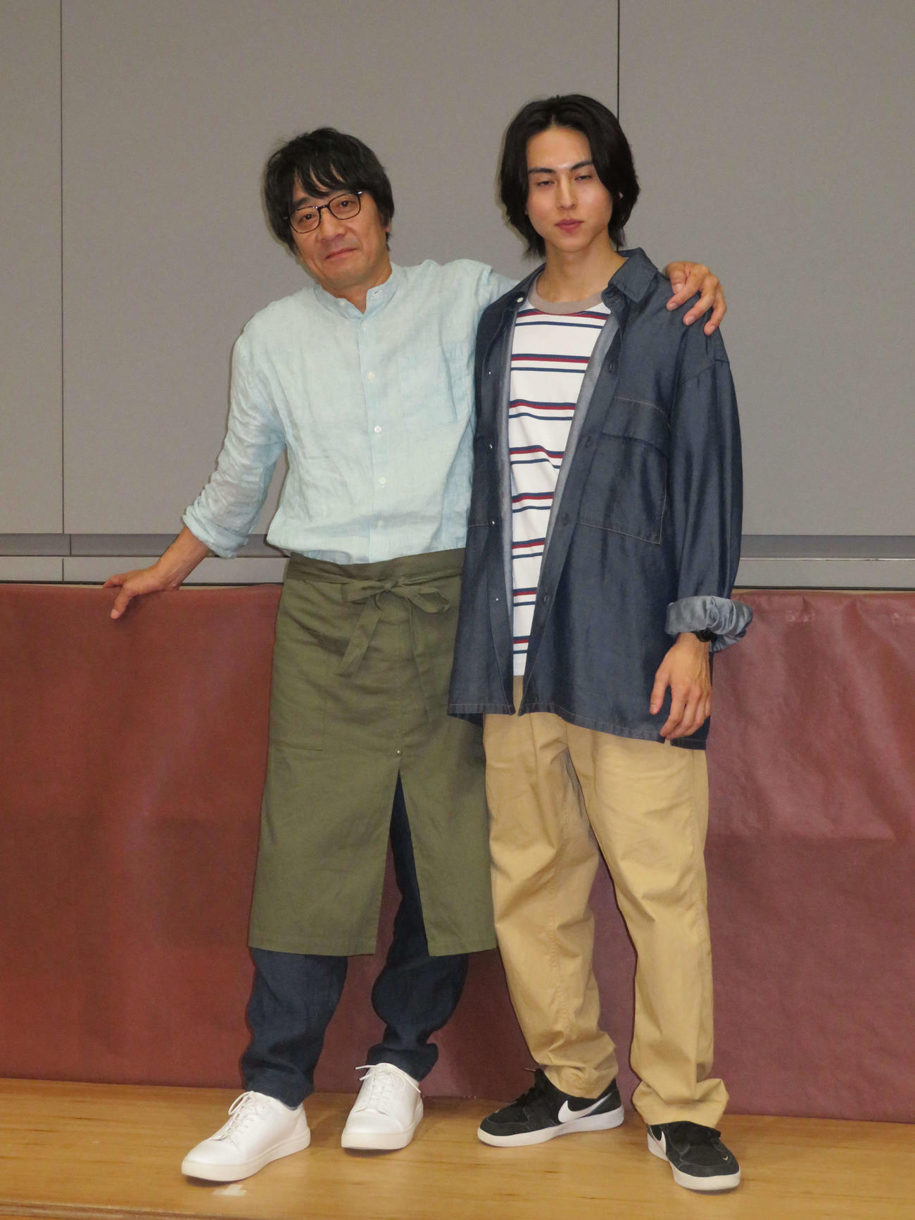 MBSドラマ「三ツ矢先生の計画的な餌付け。」制作報告会見に登壇した山崎まさよし（左）と酒井大成（撮影・村上幸将）