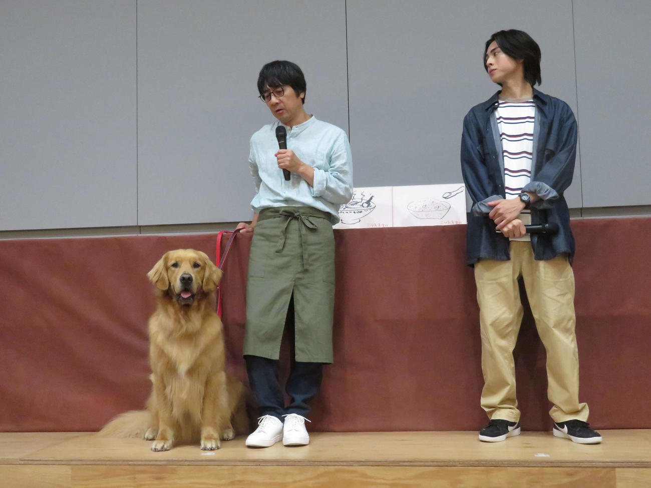 MBSドラマ「三ツ矢先生の計画的な餌付け。」制作報告会見に登壇した山崎まさよしとフリトと見つめる酒井大成（撮影・村上幸将）