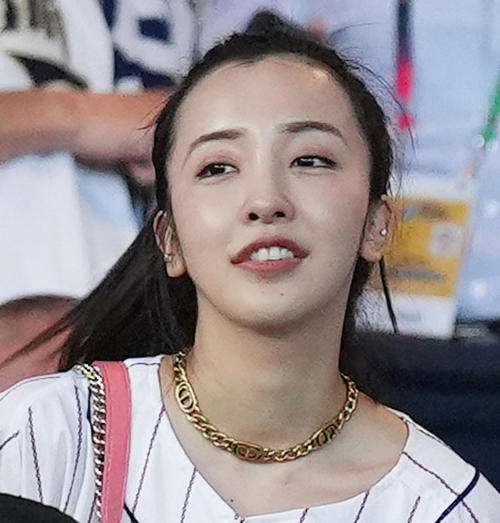 板野友美、大胆な肩出しトップス着用し「ママだからってママっぽい服を選ぶ必要もないと思う」