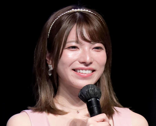上原亜衣、沖縄で大胆露出黒ビスチェショット　美スタイルに「一緒に行きたい」の声多数