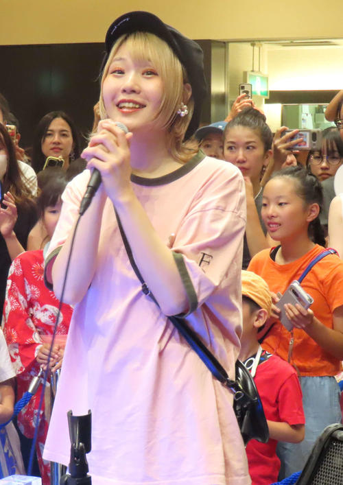 ハラミちゃん、サプライズでピアノ披露　子どもたちのリクエストに“耳コピ“即興で演奏