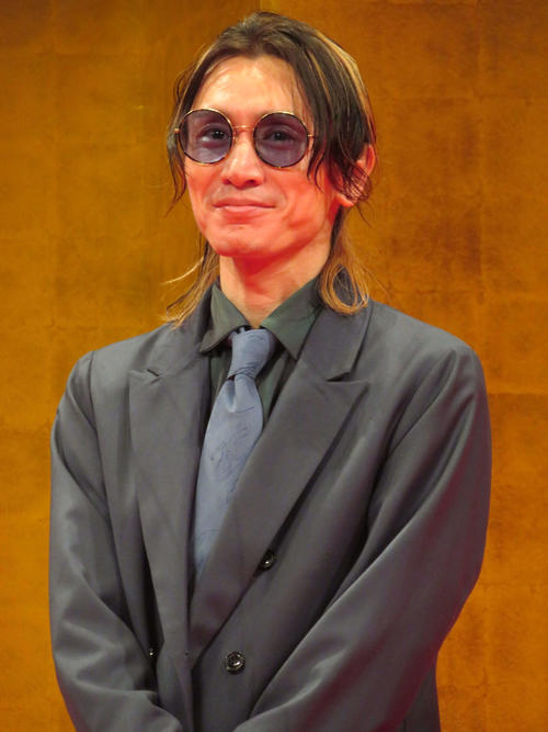 安田章大が右手中指に包帯巻いて登場、活動再開をグループ５人で生報告「体はめっちゃ元気です」