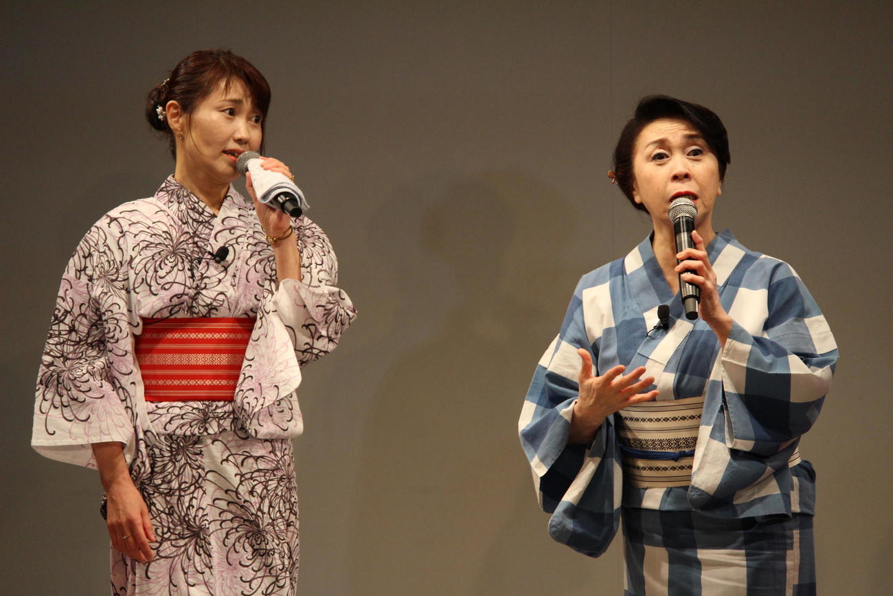 入院生活で経験したことを明るく話した小川恵理子（左）と内海英華