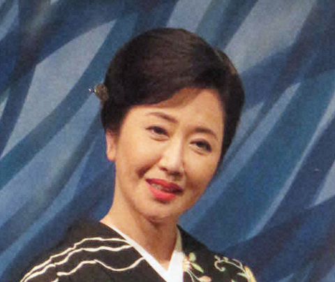 伍代夏子、りりしい警察官姿で特殊詐欺へ注意呼びかけ