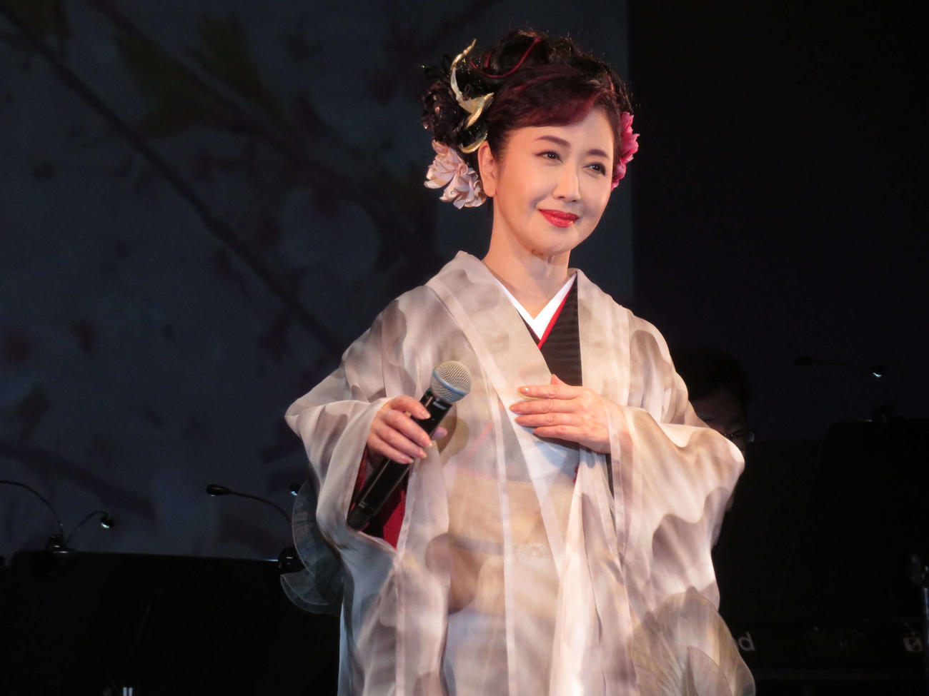 伍代夏子「やっぱり夏子(725)の日ですから」全13曲を披露「またお目にかかりたい」 - 音楽写真ニュース : 日刊スポーツ