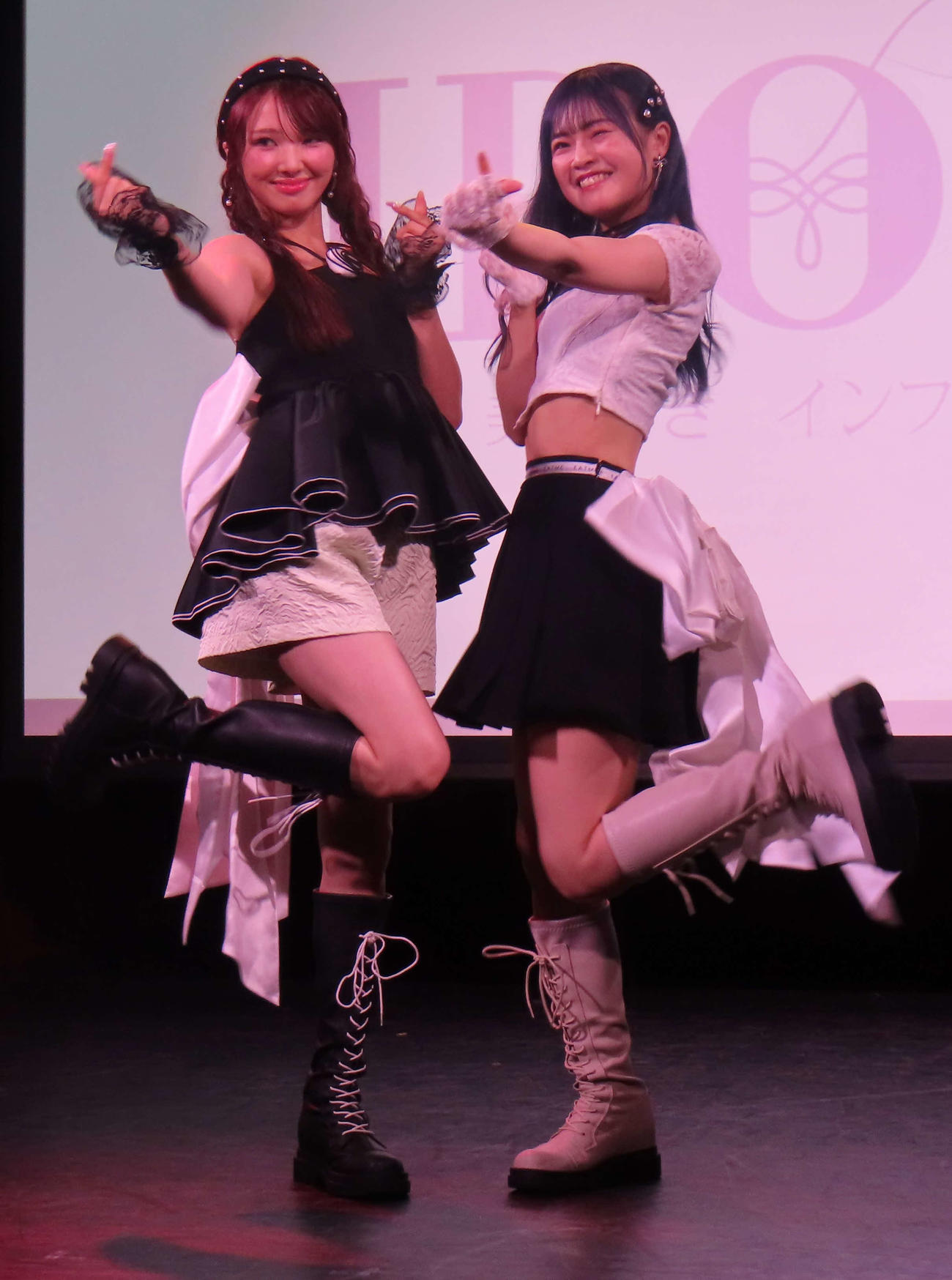 「Make A Wish」をパフォーマンスするGirls2山口綺羅（左）と本村碧唯