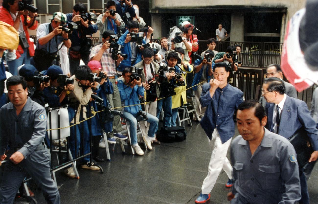 1986年12月9日、愛人への取材方法に抗議して写真週刊誌「フライデー」に襲撃事件を起こしたビートたけし。下った判決は懲役6ヶ月執行猶予2年の厳しいものだった（1987年6月撮影）