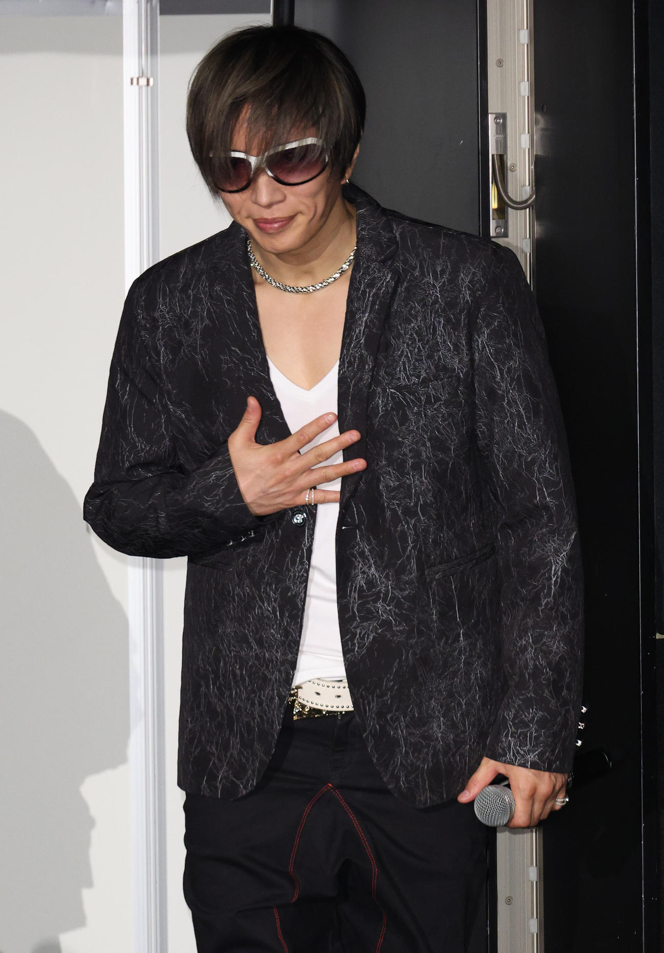 映画「もしも徳川家康が総理大臣になったら」初日舞台あいさつを行ったGACKT（撮影・中島郁夫）