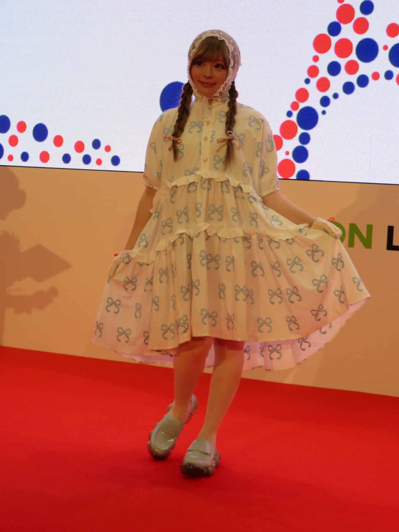 大きいおなかでイオン「フランスフェア」開催記念トークショーに登場したきゃりーぱみゅぱみゅ