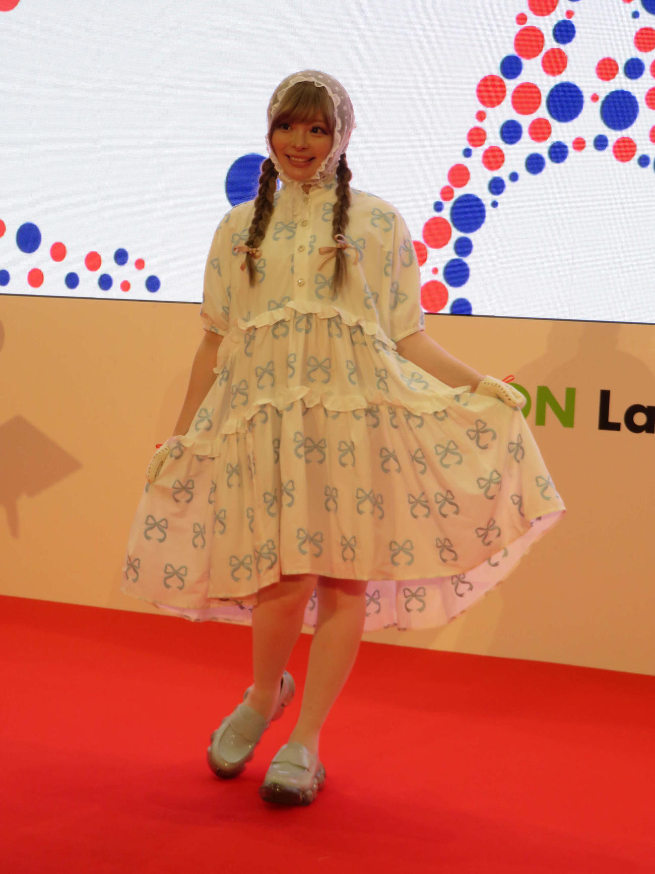 大きいおなかでイオン「フランスフェア」開催記念トークショーに登場したきゃりーぱみゅぱみゅ