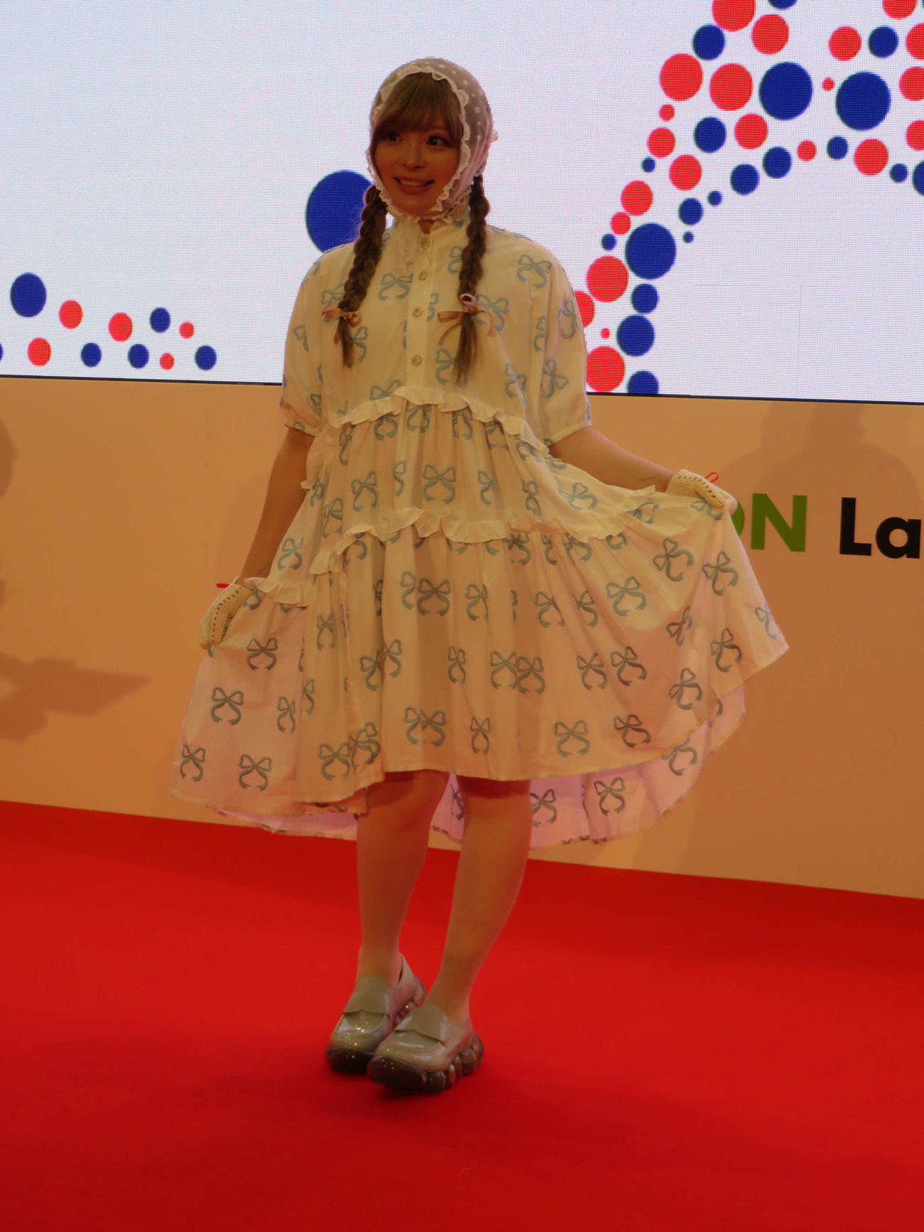 大きいおなかでイオン「フランスフェア」開催記念トークショーに登場したきゃりーぱみゅぱみゅ