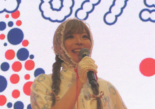 きゃりーぱみゅぱみゅ“聖地”レイクタウンで妊娠中のおなかを抱えイオン「フランスフェア」登場