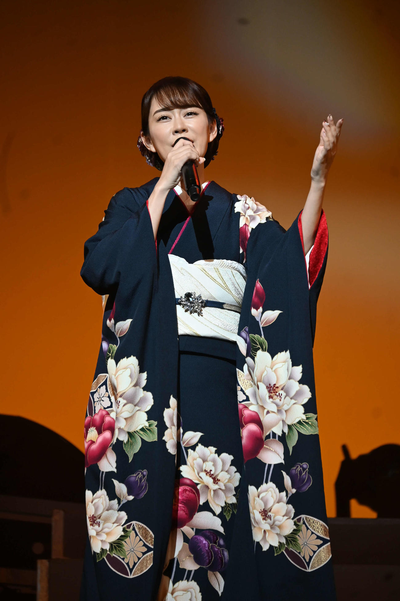 公演前に報道陣にステージでの歌唱を披露した丘みどり（撮影・松浦隆司）