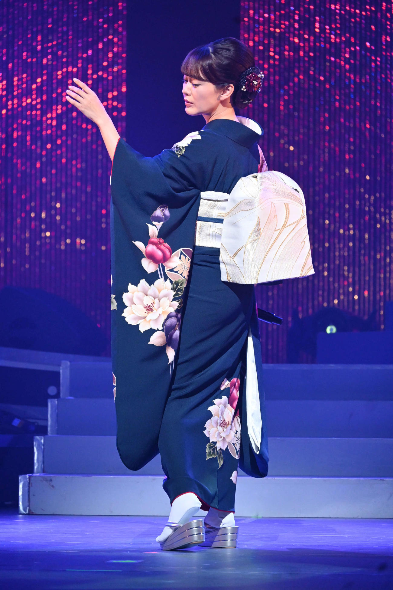 公演前に報道陣にステージでの歌唱を披露した丘みどり（撮影・松浦隆司）