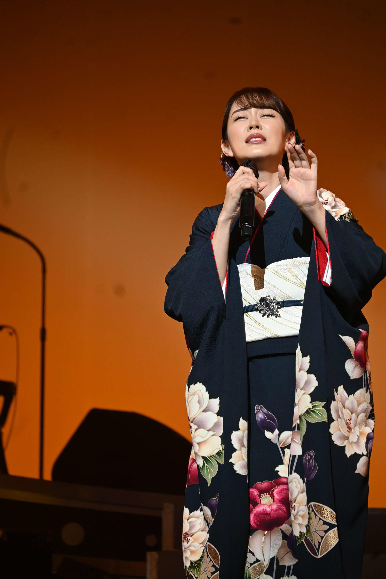 公演前に報道陣にステージでの歌唱を披露した丘みどり（撮影・松浦隆司）