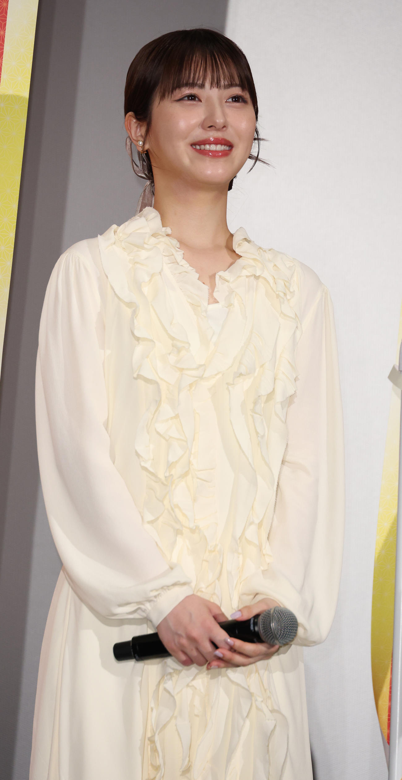 映画「もしも徳川家康が総理大臣になったら」初日舞台あいさつを行った浜辺美波（撮影・中島郁夫）