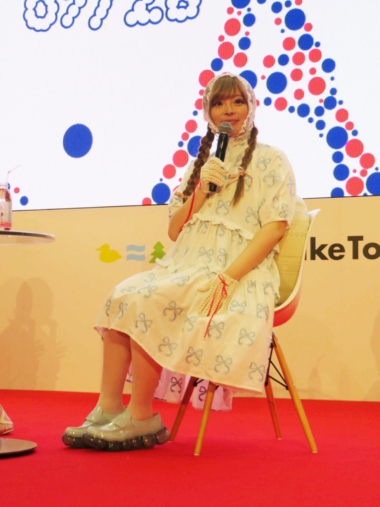 大きいおなかでイオン「フランスフェア」開催記念トークショーに登場したきゃりーぱみゅぱみゅ