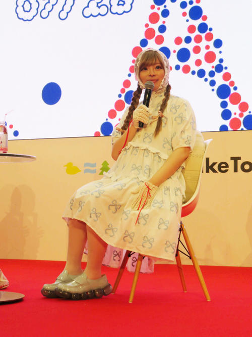 第１子妊娠中のきゃりーぱみゅぱみゅ、大きくなったおなか抱えて登場「カワイイは世界の共通語」