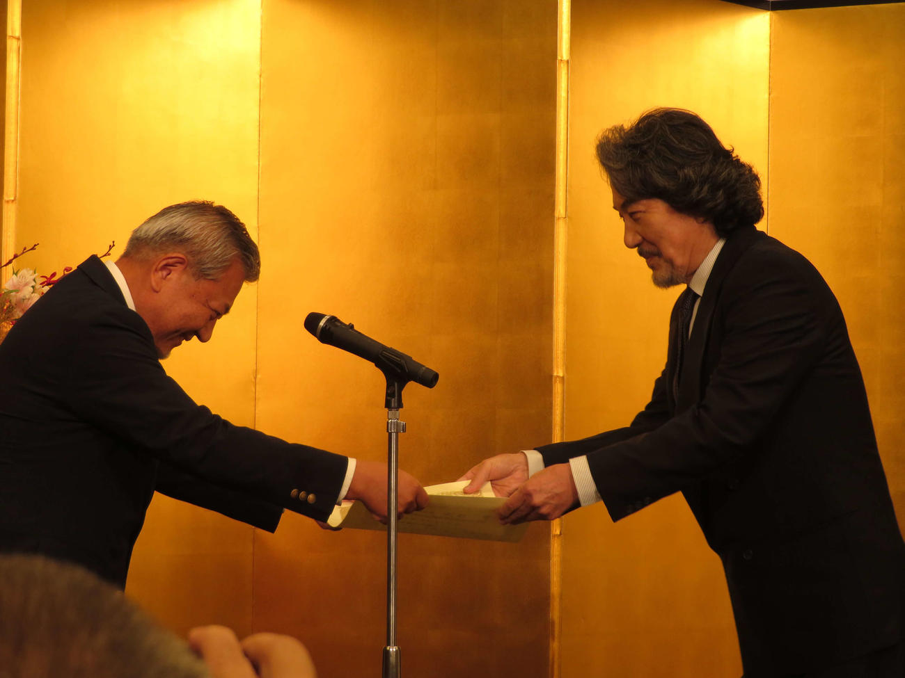 第42回川喜多賞受賞式に出席し、表彰状を受け取る役所広司