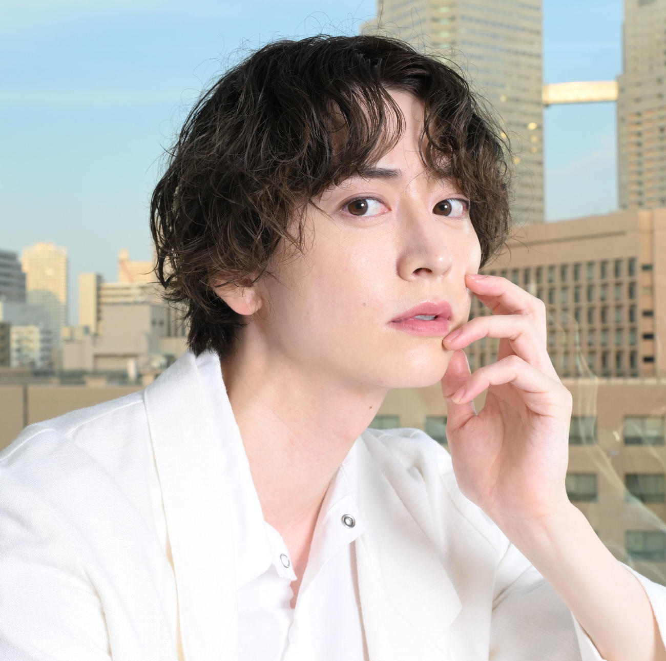 ポーズをとる俳優の池田匡志（撮影・千葉一成）
