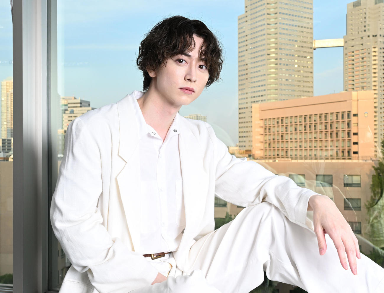 ポーズをとる俳優の池田匡志（撮影・千葉一成）
