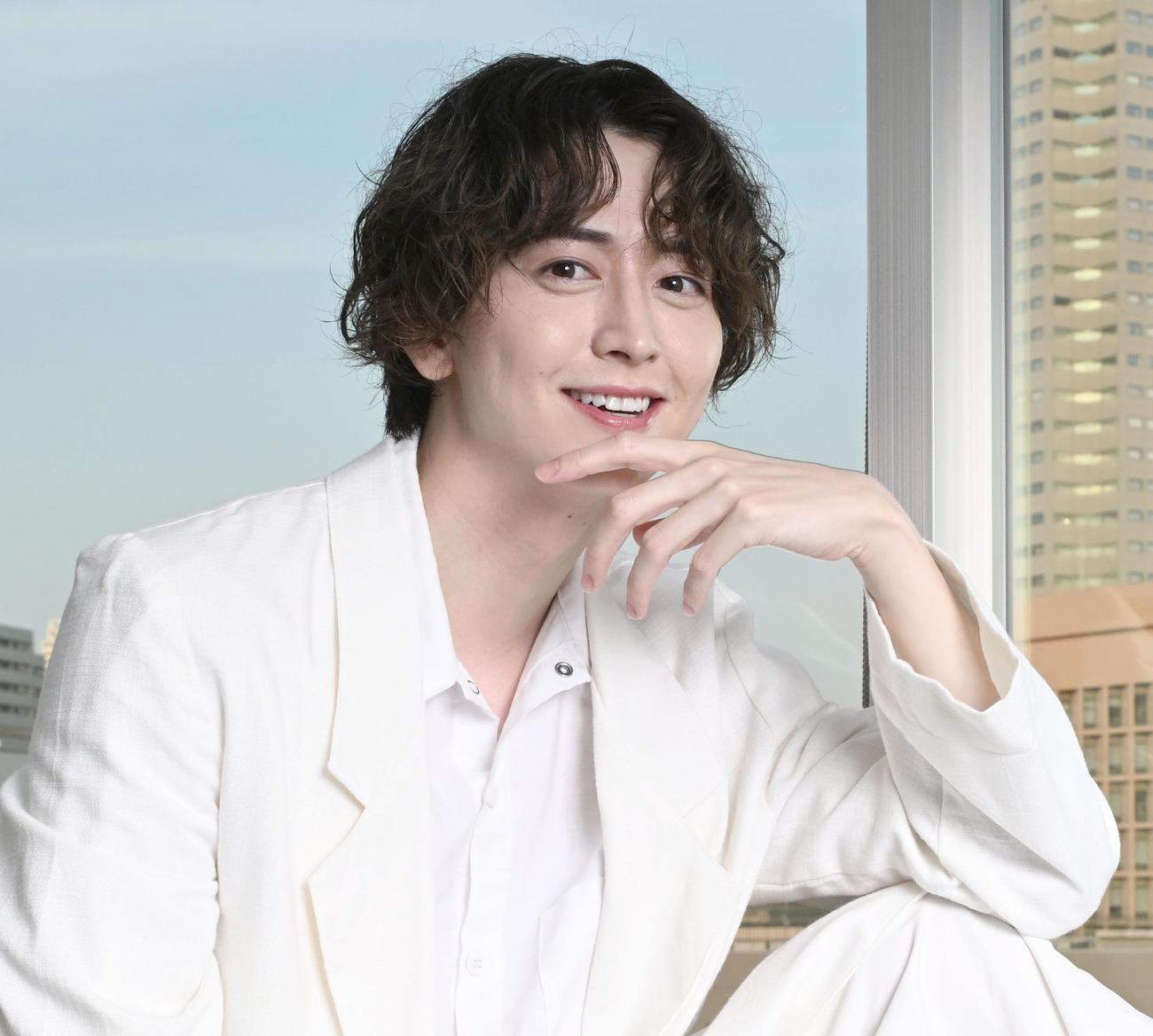 ポーズをとる俳優の池田匡志（撮影・千葉一成）