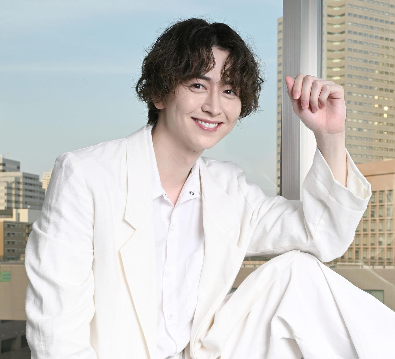 ポーズをとる俳優の池田匡志（撮影・千葉一成）