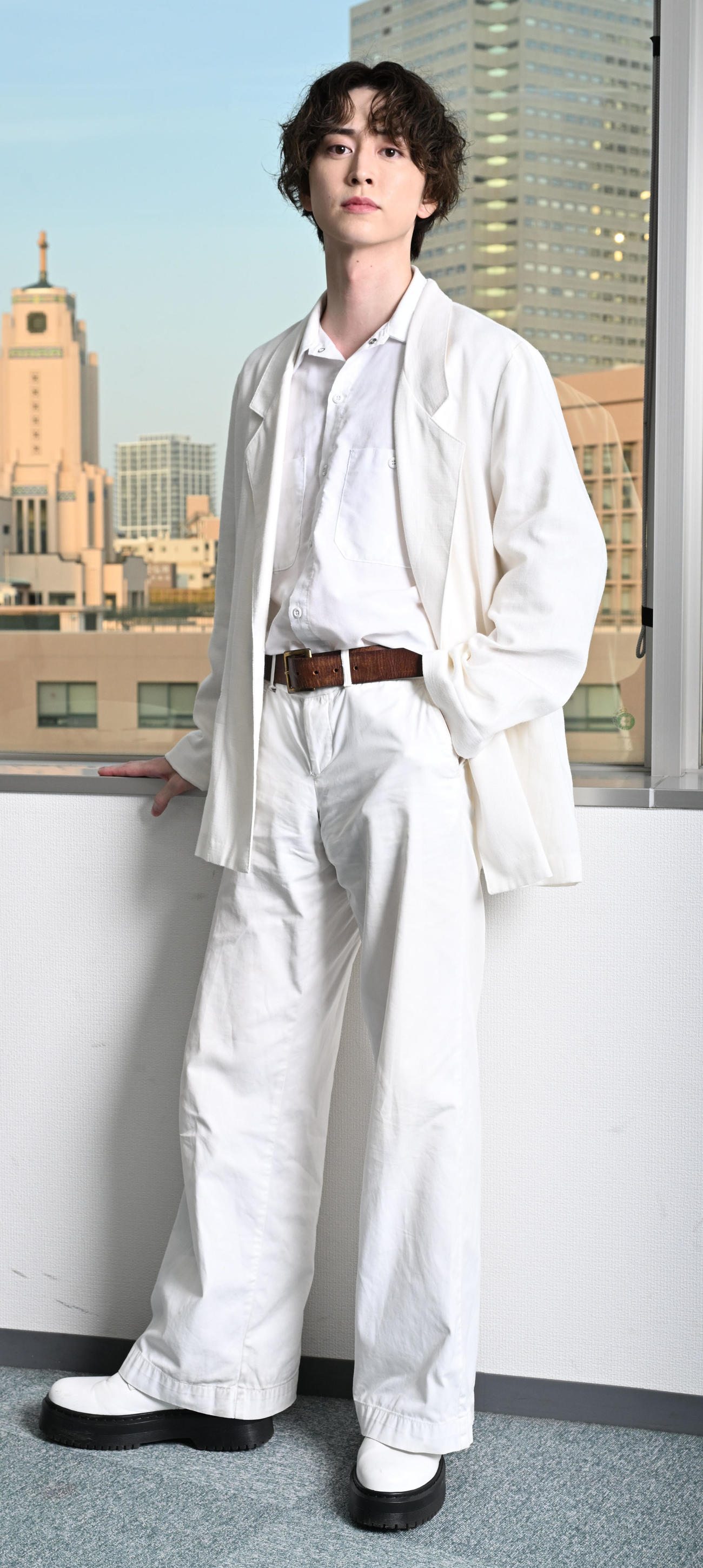 ポーズをとる俳優の池田匡志（撮影・千葉一成）