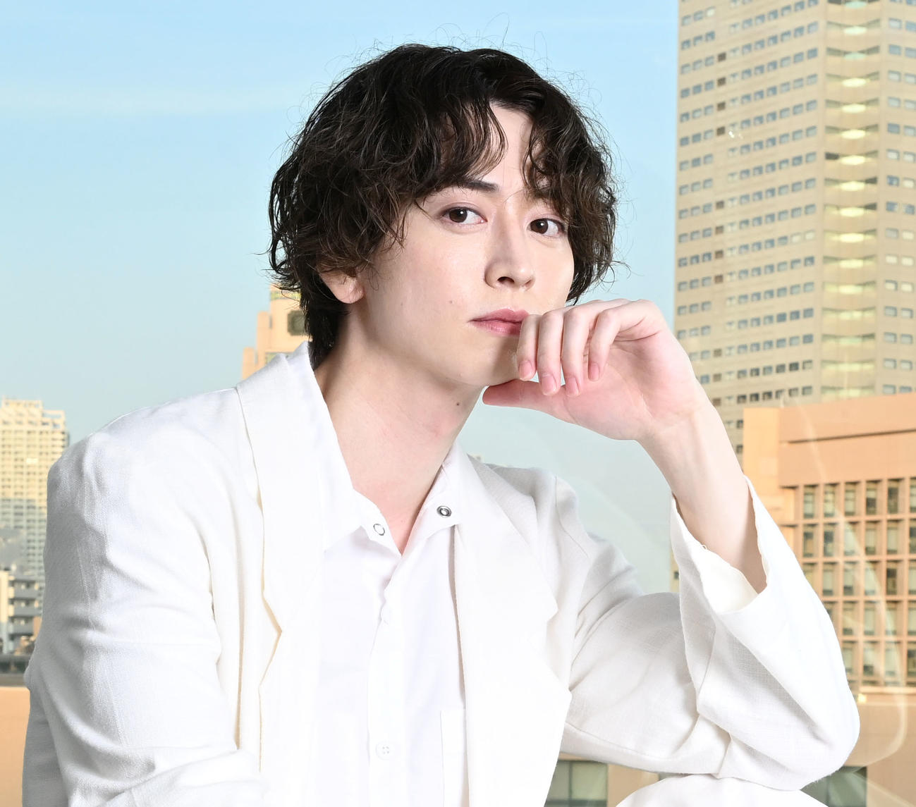 ポーズをとる俳優の池田匡志（撮影・千葉一成）