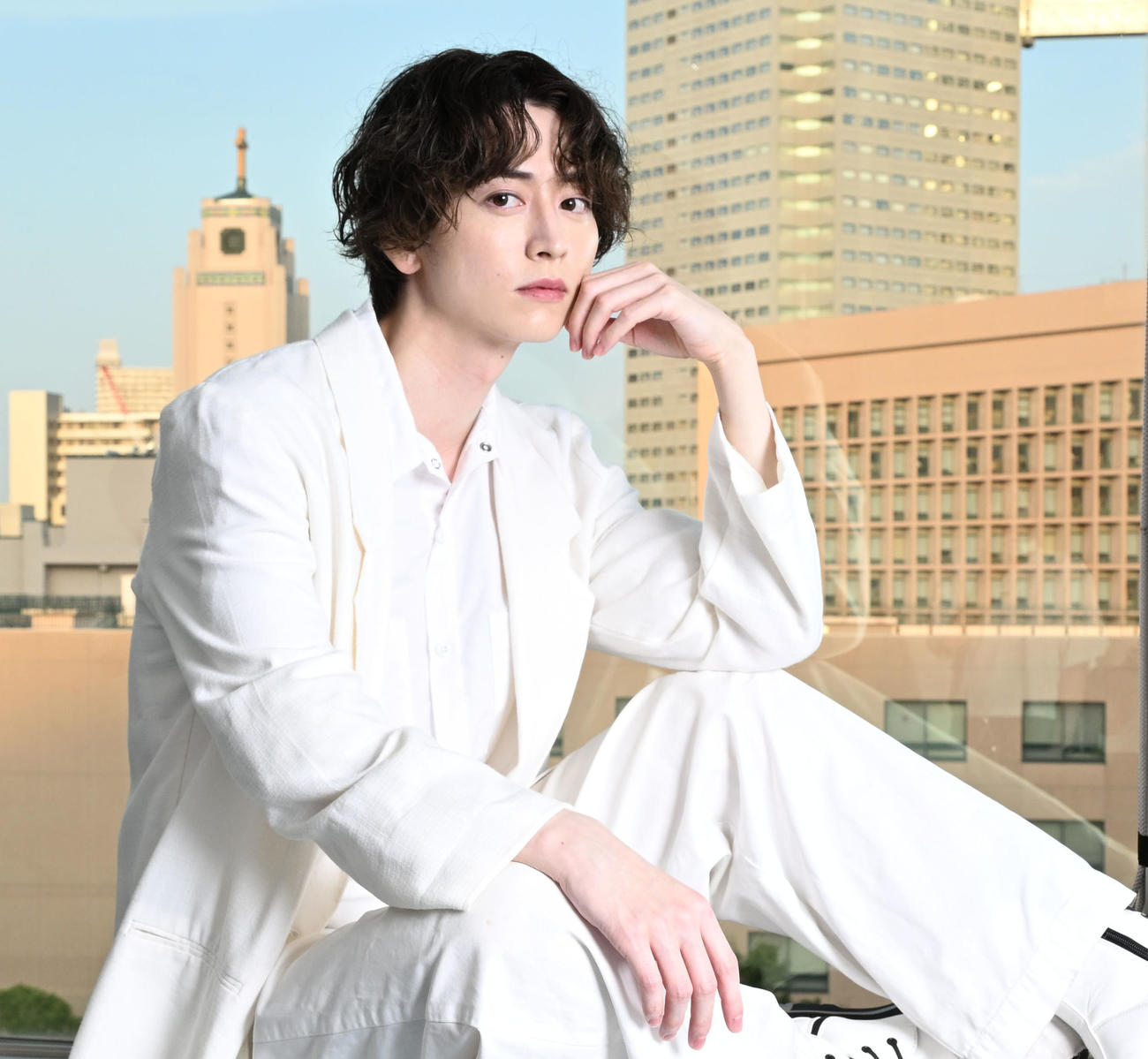 ポーズをとる俳優の池田匡志（撮影・千葉一成）