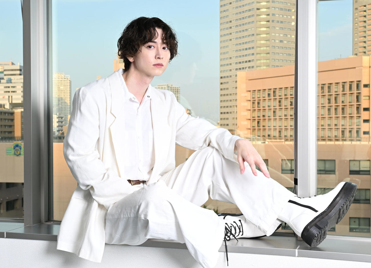 ポーズをとる俳優の池田匡志（撮影・千葉一成）
