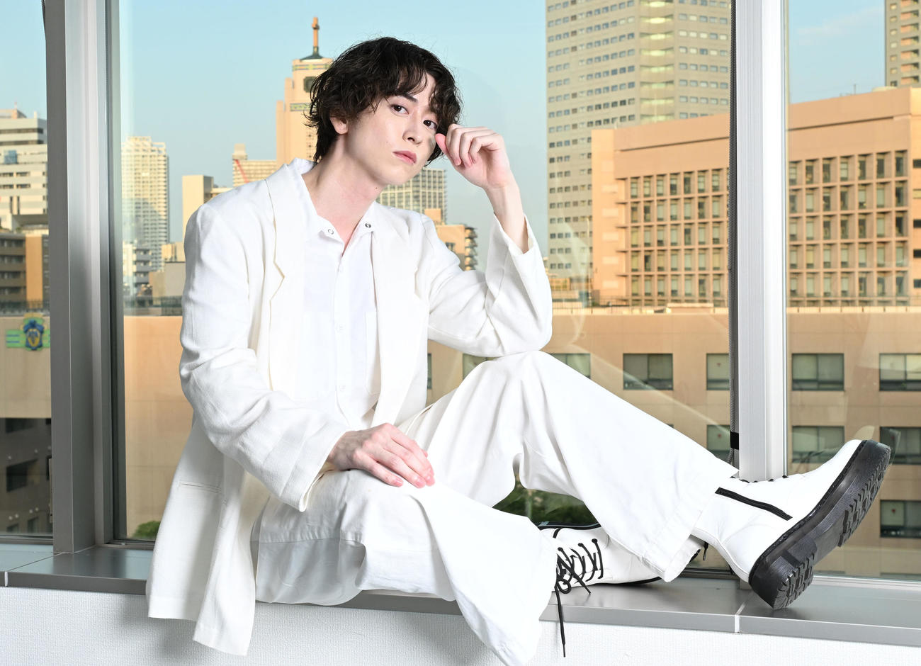 ポーズをとる俳優の池田匡志（撮影・千葉一成）