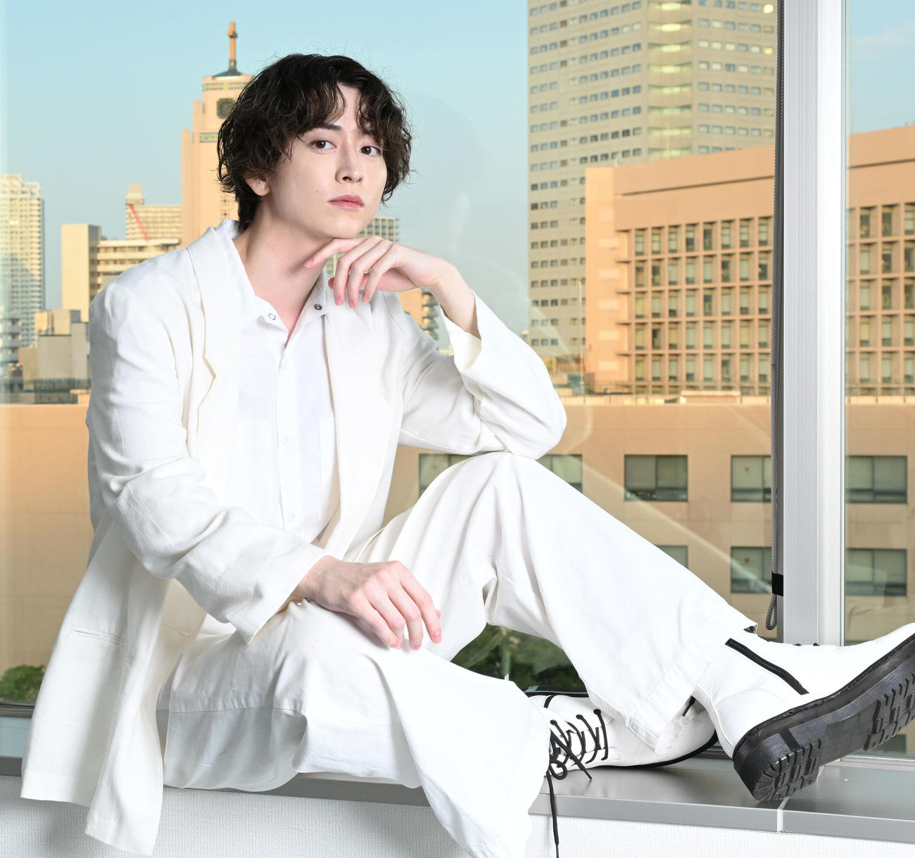 ポーズをとる俳優の池田匡志（撮影・千葉一成）