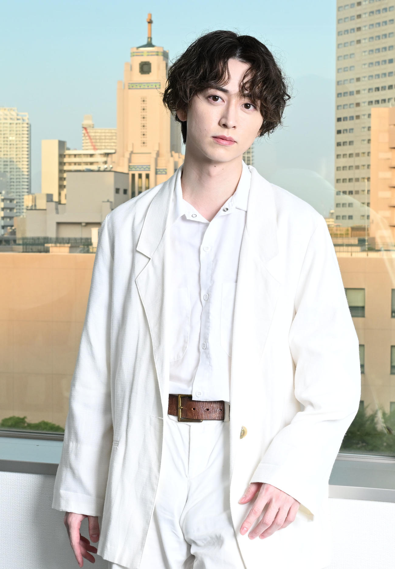 ポーズをとる俳優の池田匡志（撮影・千葉一成）