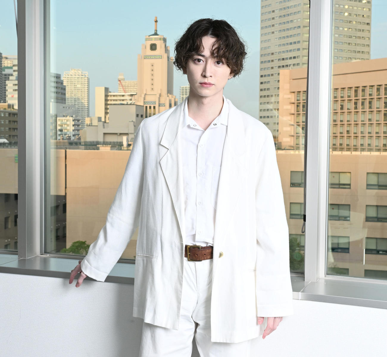 ポーズをとる俳優の池田匡志（撮影・千葉一成）