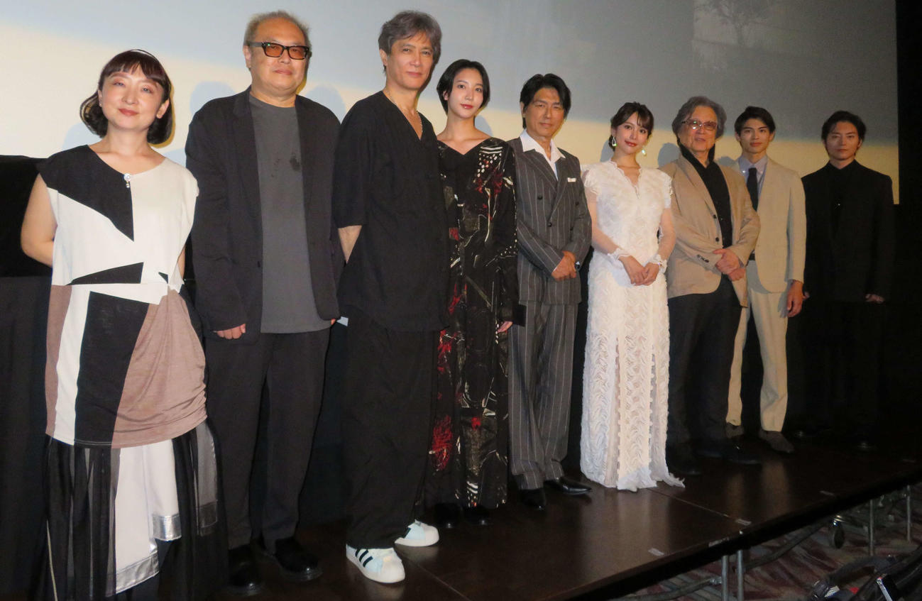 映画「乱歩の幻影」初日舞台あいさつに登壇した、左から中井由梨子、加藤雅也、秋山純監督、小貫莉奈、高橋克典、結城モエ、島田荘司氏、嘉島陸、山口大地（撮影・村上幸将）