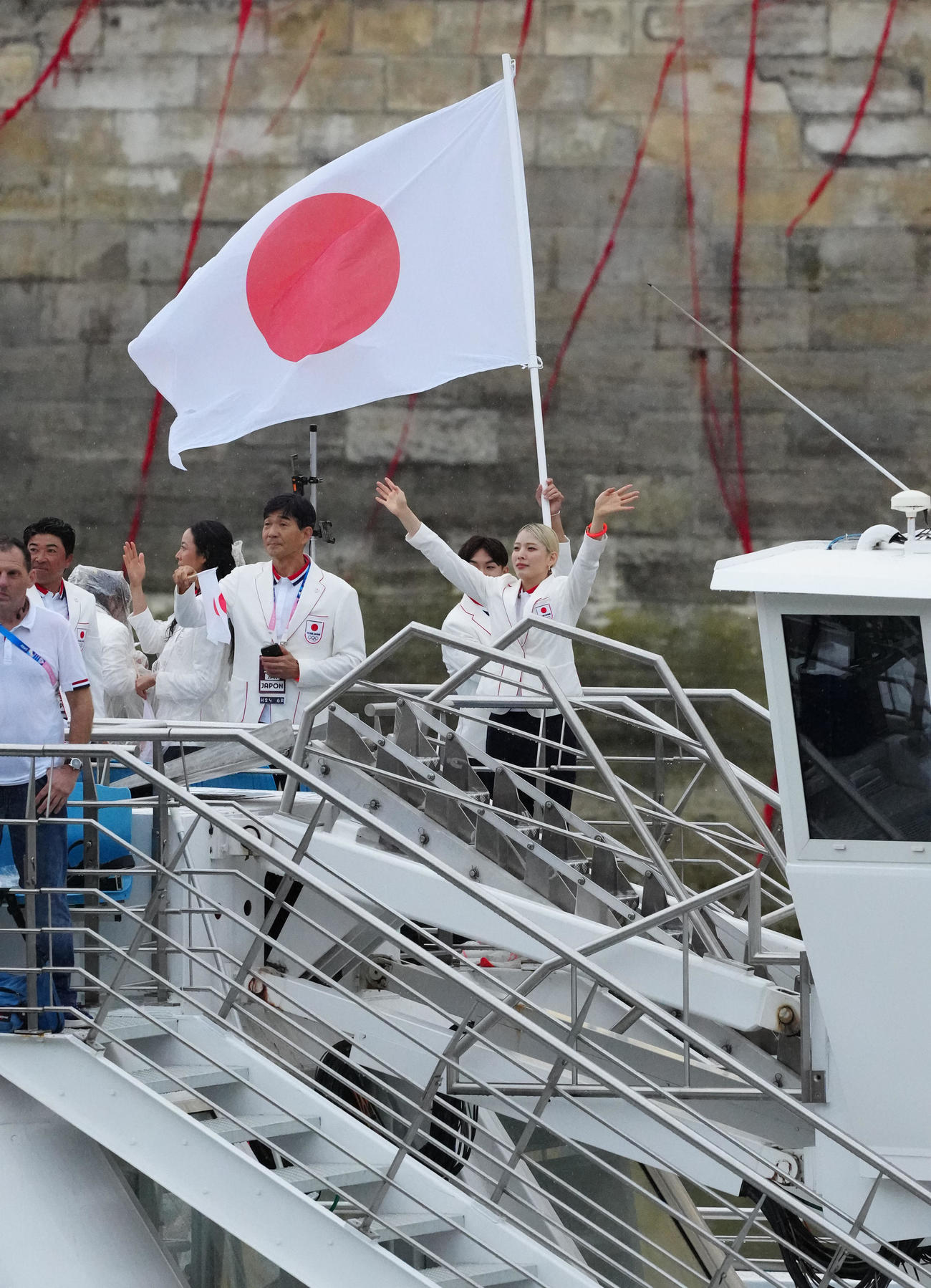開会式で旗手を務める日本選手団の江村（右端）とShigekix（撮影・江口和貴）