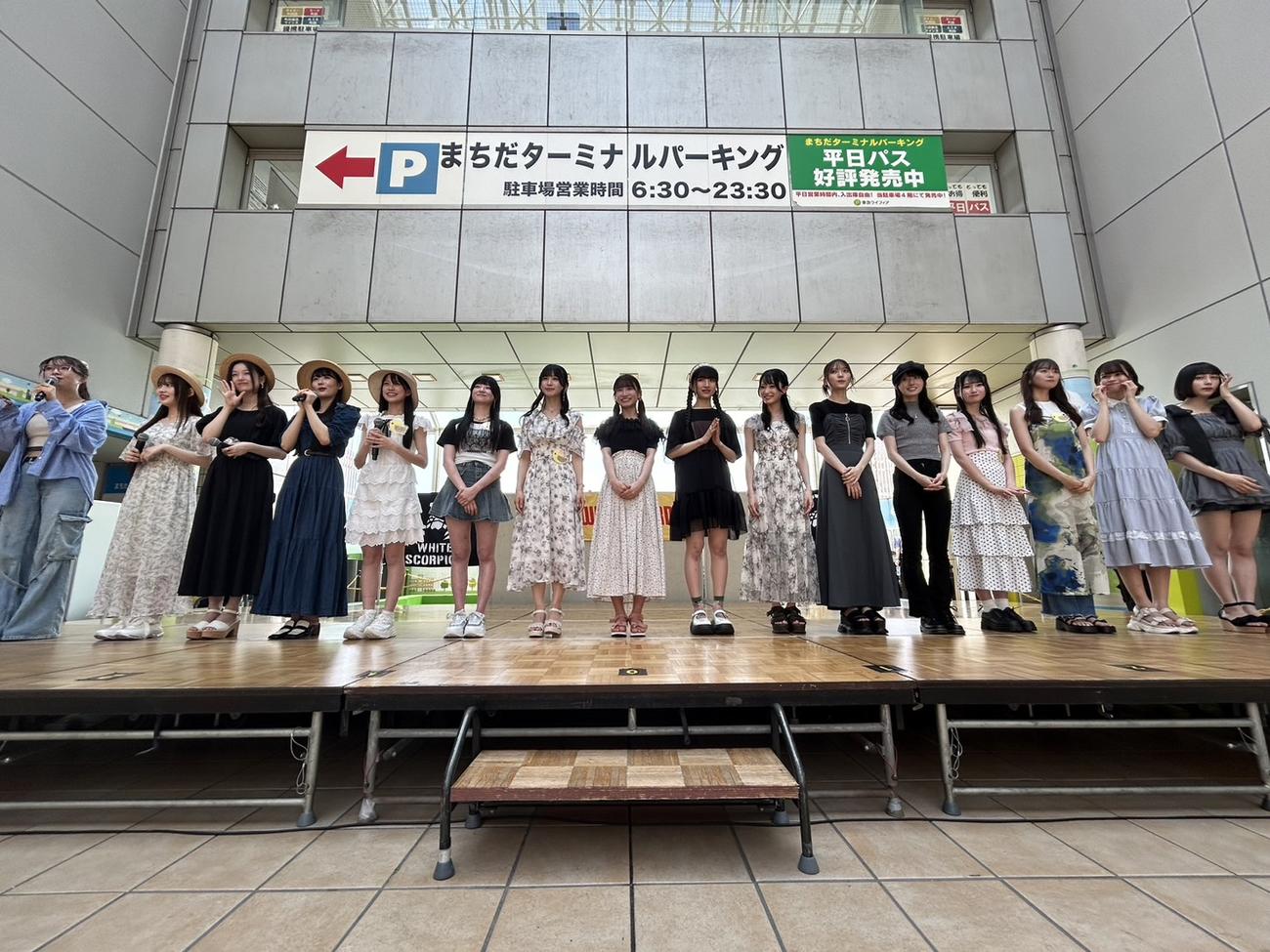 WHITE SCORPIONのミニアルバム「Caution」発売イベントに登場したFINALIST。左からマリオ、リー、サナ、リンリン、ペロ、ロゼ、マカロン、チャイ、マキ、カワチャン、コトリ、イチゴ、ニイ、タマ、ミラン