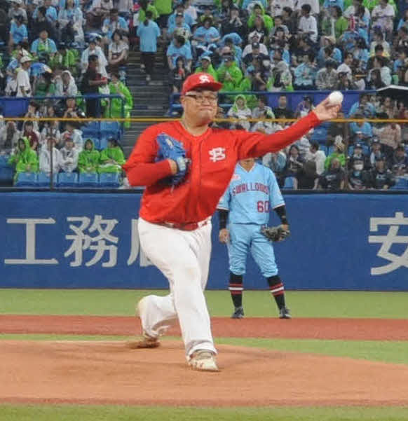 プロ野球ヤクルト－広島の始球式に登板した芸人で野球YouTuberの兵頭てつ兄（撮影・松尾幸之介）