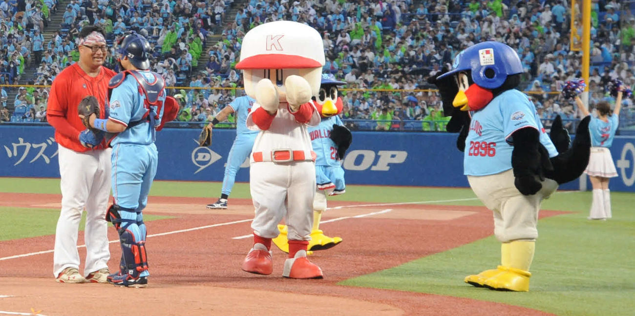 プロ野球ヤクルト－広島の始球式に登板後、ヤクルト中村悠平捕手（左から2人目）と会話する芸人で野球YouTuberの兵頭てつ兄（左端）（撮影・松尾幸之介）