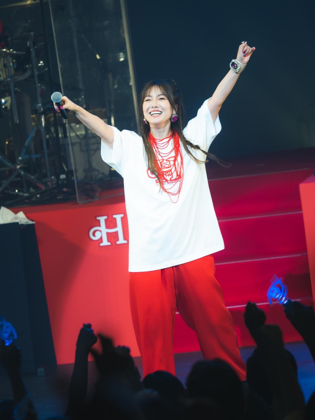 デビュー25周年記念ライブ「Smile 2024」で熱唱した島谷ひとみ
