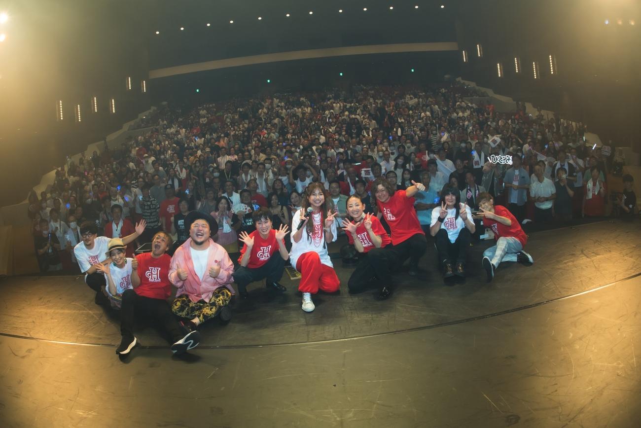 デビュー25周年記念ライブ「Smile 2024」で会場を埋めたファンと共に記念撮影する島谷ひとみ（前列中央）