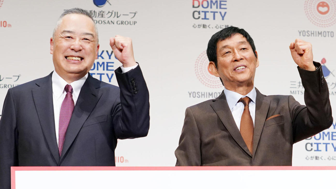 吉本興業の岡本社長（左）と明石家さんま（2023年撮影）