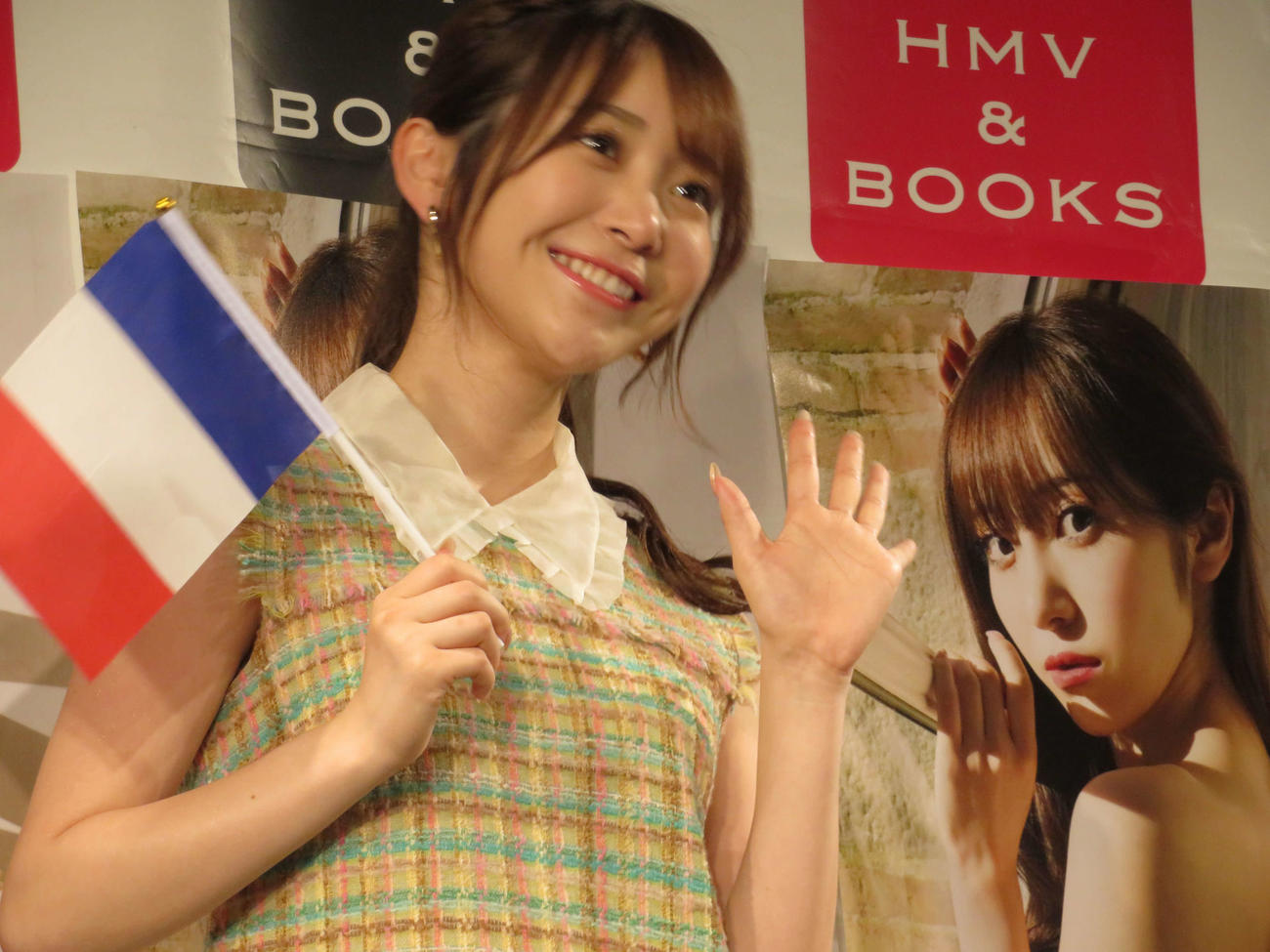 初写真集「Lucky DUCK」を発売記念イベントを行った、かとゆり