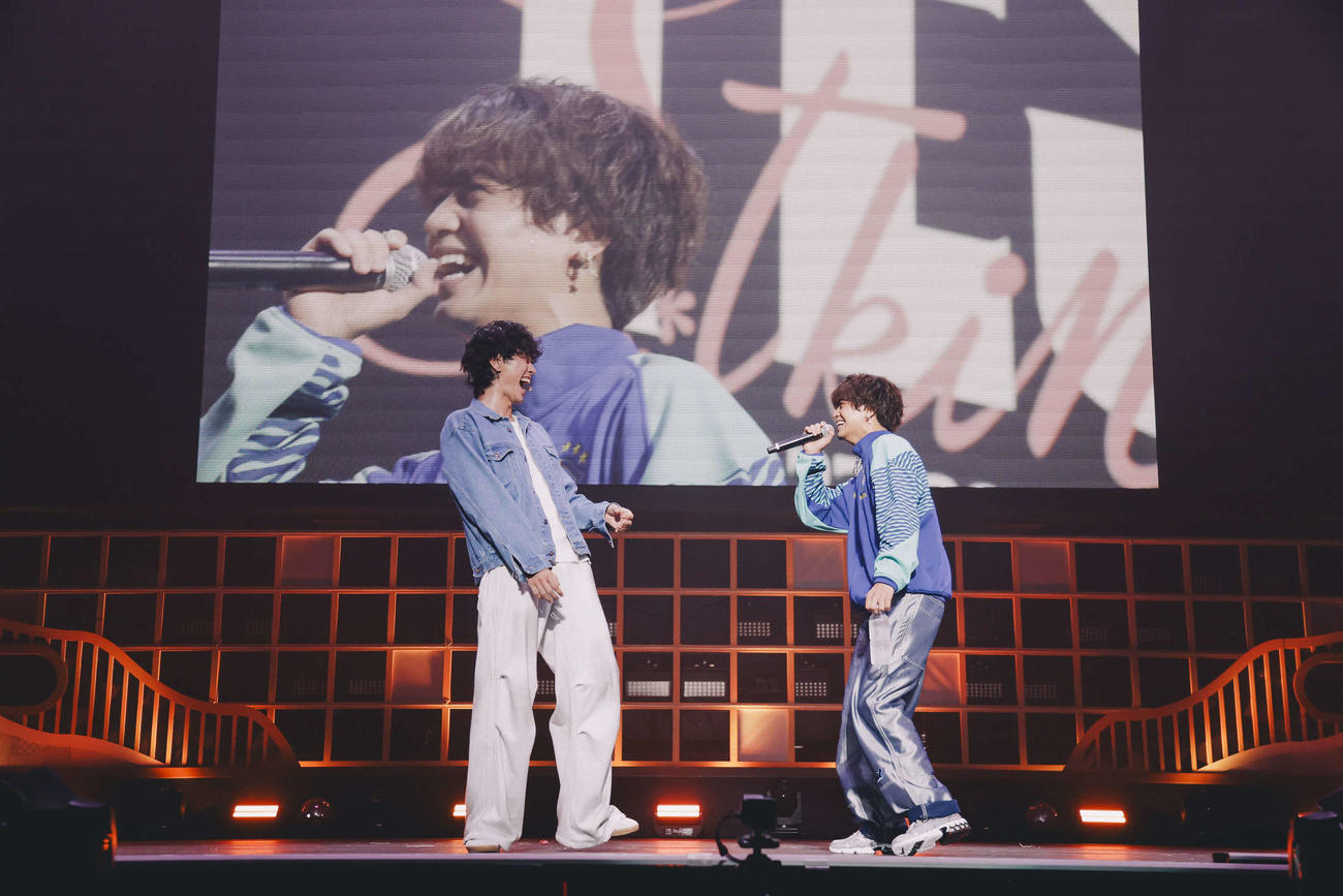 「s＊＊t kingz Fes 2024　ももたろう」でパフォーマンスを披露するNOPPO（左）と高橋海人