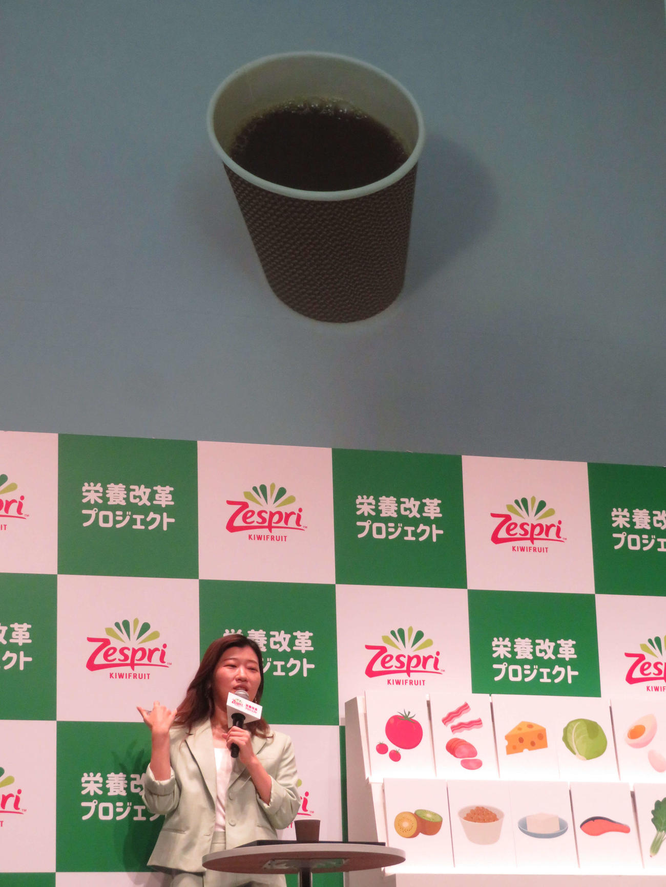ゼスプリ栄養改革プロジェクト＆新CM発表会で、朝食はコーヒーしか飲まないと明かしたヒコロヒー（撮影・村上幸将）