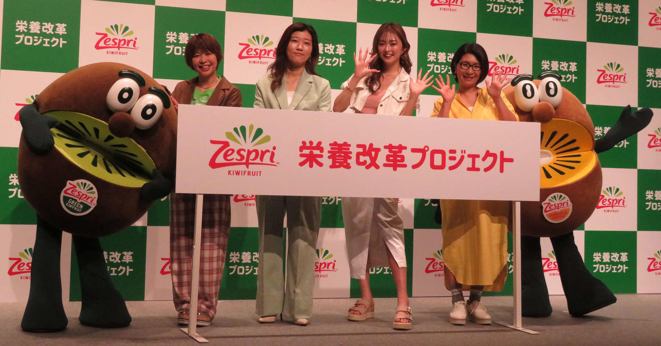 ゼスプリ栄養改革プロジェクト＆新CM発表会に登壇した、左からAマッソ加納、ヒコロヒー、ゆうちゃみこと古川優奈、クワバタオハラくわばたりえ（撮影・村上幸将）